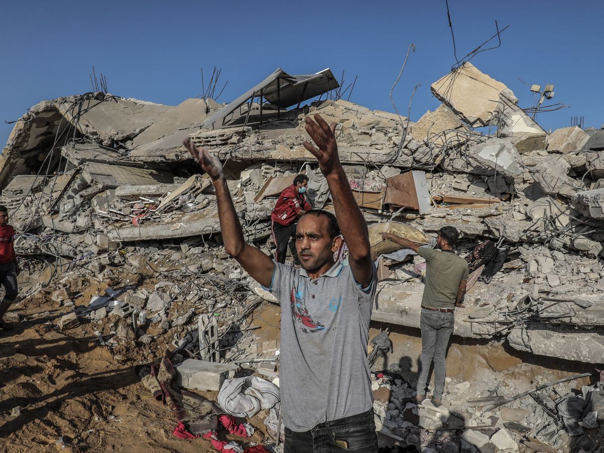 Foto: Un palestino, en un edificio destrozado cerca del paso fronterizo de Rafah. (Europa Press/Abed Rahim)