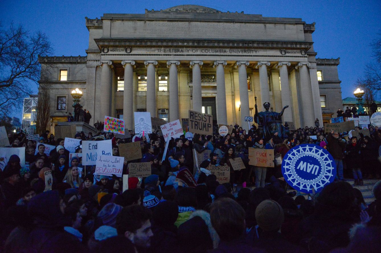 Protesta en la Universidad de Columbia, Nueva York, contra el veto migratorio impuesto por Donald Trump. (Reuters)