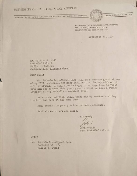 La carta en la que John Wooden invitaba a Antonio Díaz-Miguel a UCLA. (Foto: D. O.)