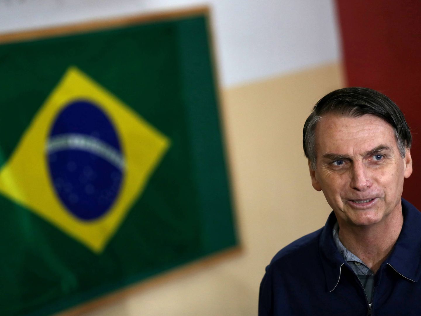 Jair Bolsonaro deposita su voto durante la primera vuelta electoral en Río de Janeiro, el 7 de octubre de 2018. (Reuters)