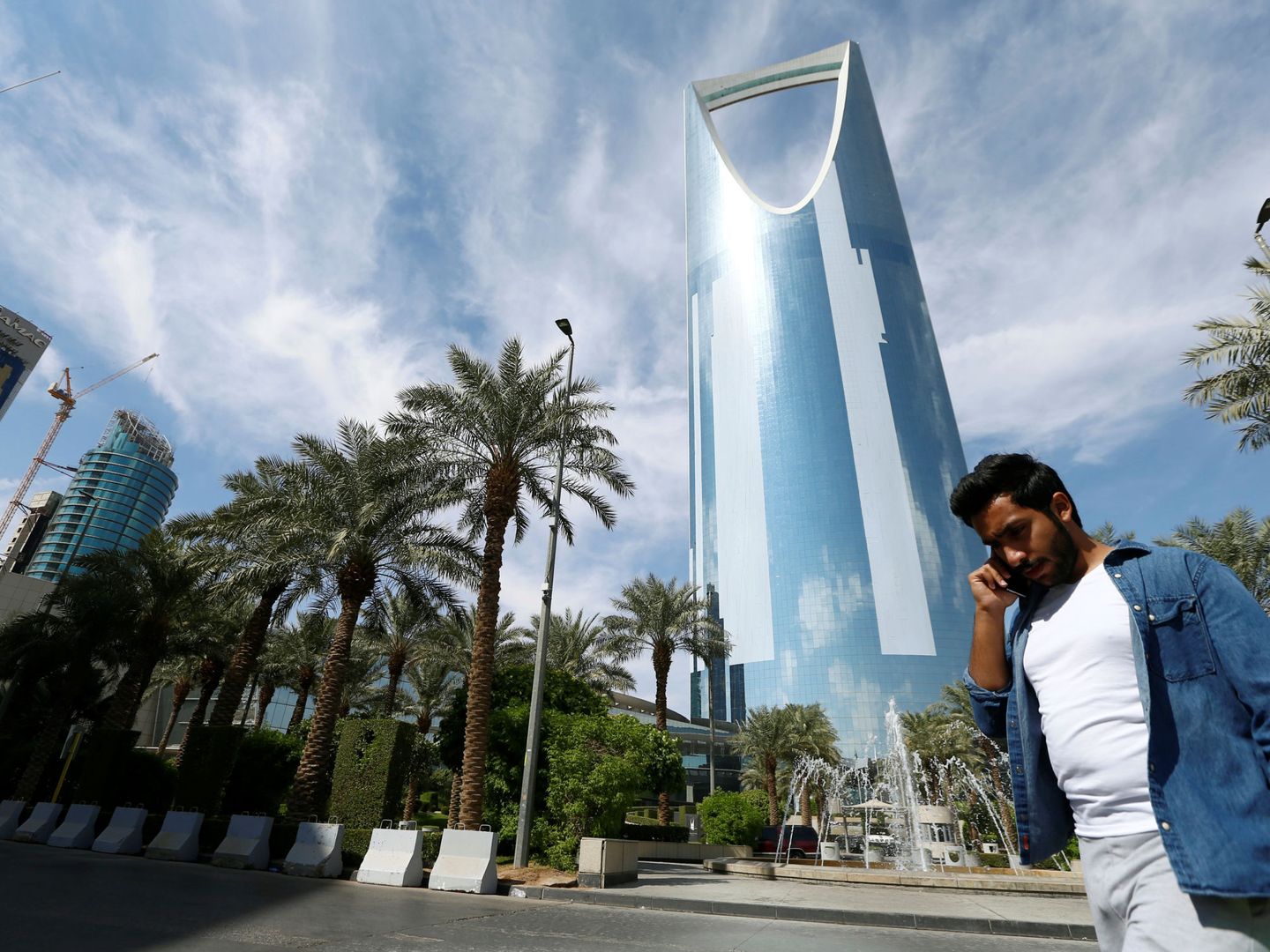 Un joven pasa por delante de la Torre Central del Reino en Riad, el 5 de noviembre de 2017. (Reuters)