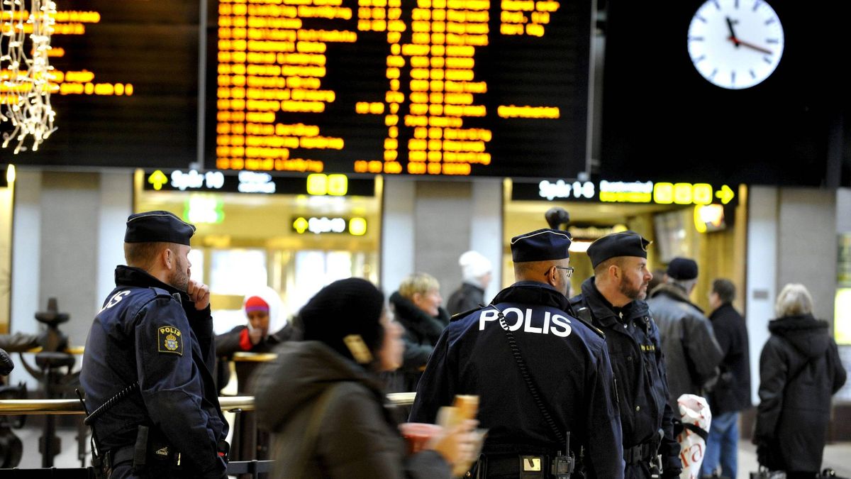 Dos personas detenidas por portar artefactos explosivos en la estación central de trenes de Estocolmo