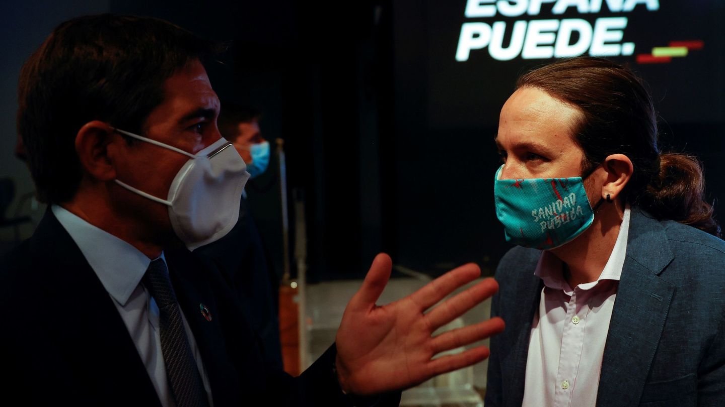 Carlos Torres (i), presidente de BBVA, y el vicepresidente Pablo Iglesias, en el acto del Gobierno con empresarios. (EFE)