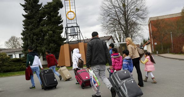 Foto: Refugiados sirios llegan a un centro para solicitantes de asilo y migrantes en Friedland, Alemania. (Reuters)