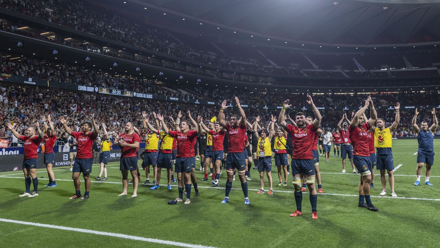 Los jugadores de la Selección Española de rugby aplauden a la afición en el Wanda. (EFE/Rodrigo Jiménez)