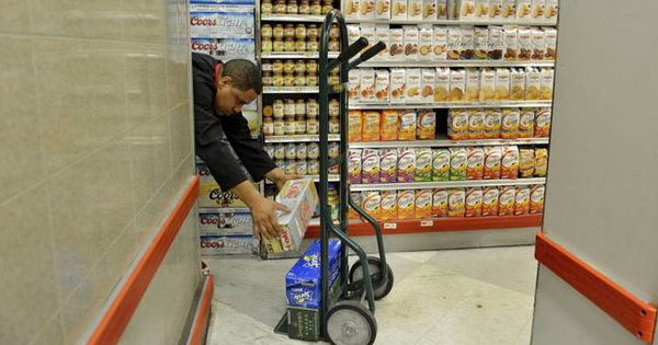 Foto: Un reponedor carga comida en un supermercado. (EFE)