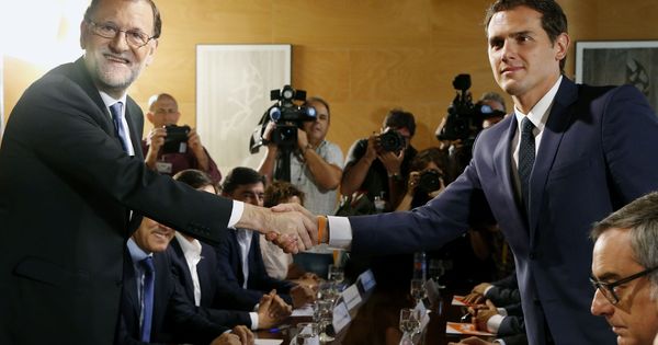 Foto: Rajoy y Rivera se estrechan la mano durante una reunión. (EFE)