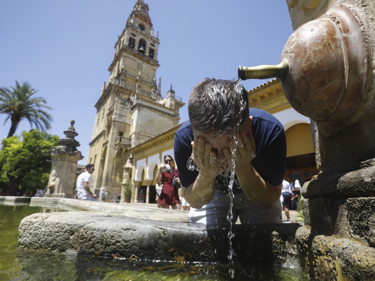 Foto: Un turista se refresca en una fuente de Córdoba. (EFE/Salas)