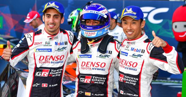 Foto: Fernando Alonso (c) posa junto a sus compañeros de equipo, Buemi (i) y Nakajima (d), tras ganar las 6 Horas de Spa. (Imago)