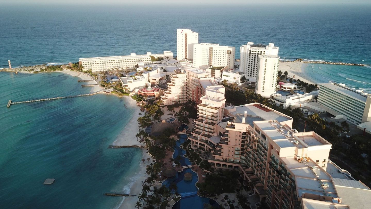 Vista aéreade la zona hotelera vacía en el balneario de Cancún, en la Rivera Maya (EFE)