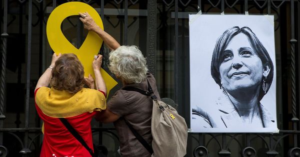 Foto: Dos mujeres cuelgan un lazo amarillo durante el acto de la campaña "Free Forcadell" en Sabadell. (EFE)
