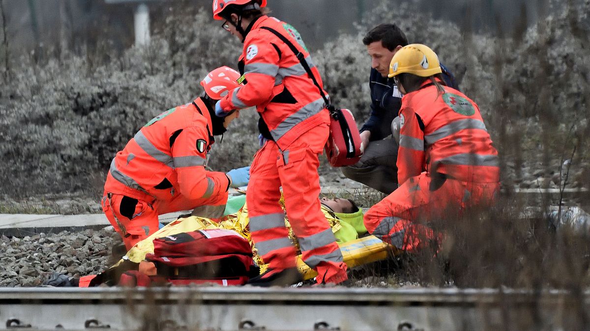 Al menos cuatro muertos y un centenar de heridos por el descarrilamiento de un tren en Milán