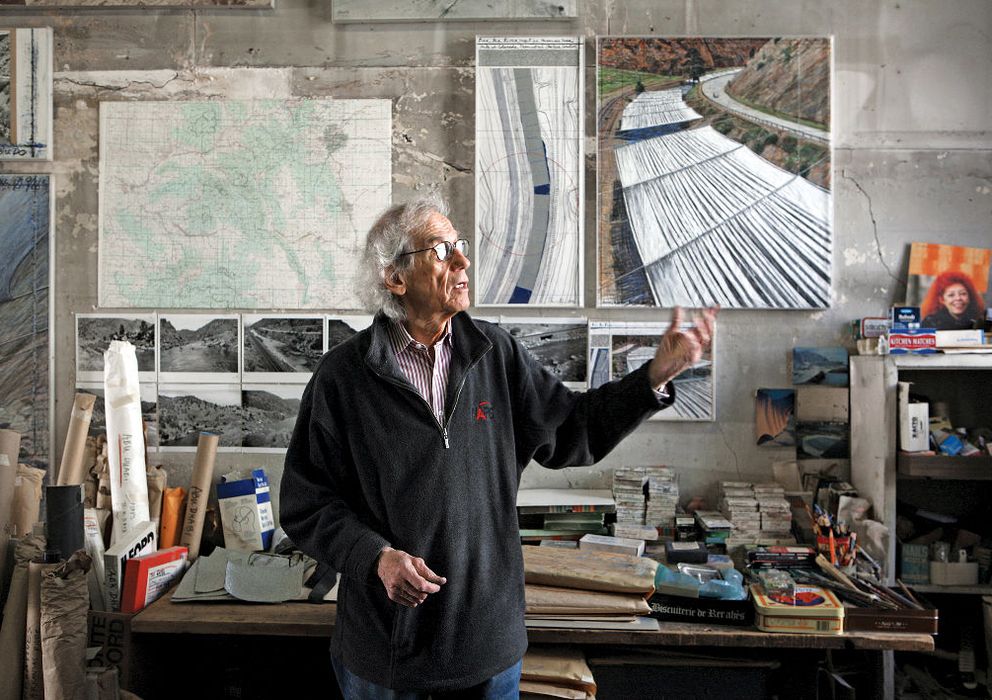 Foto: El artista búlgaro en su estudio, con los dibujos del proyecto a sus espaldas y una foto de su mujer Jeanne-Claude.