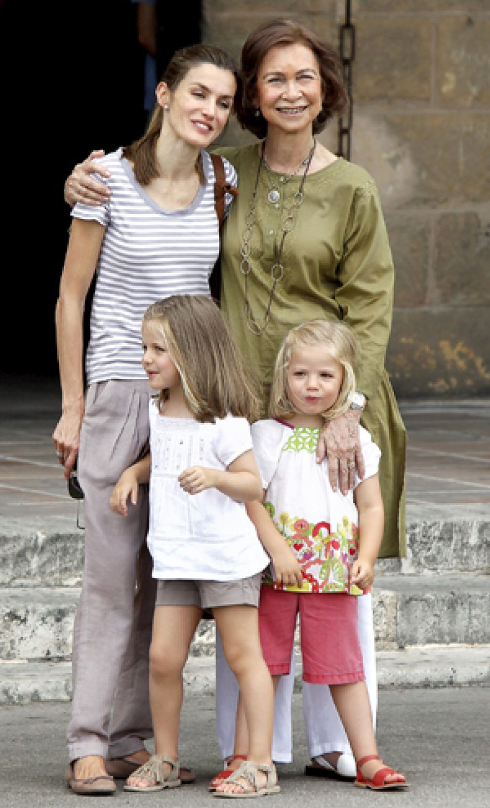 Foto: La Reina acompaña a Doña Letizia y sus nietas al museo del vidrio