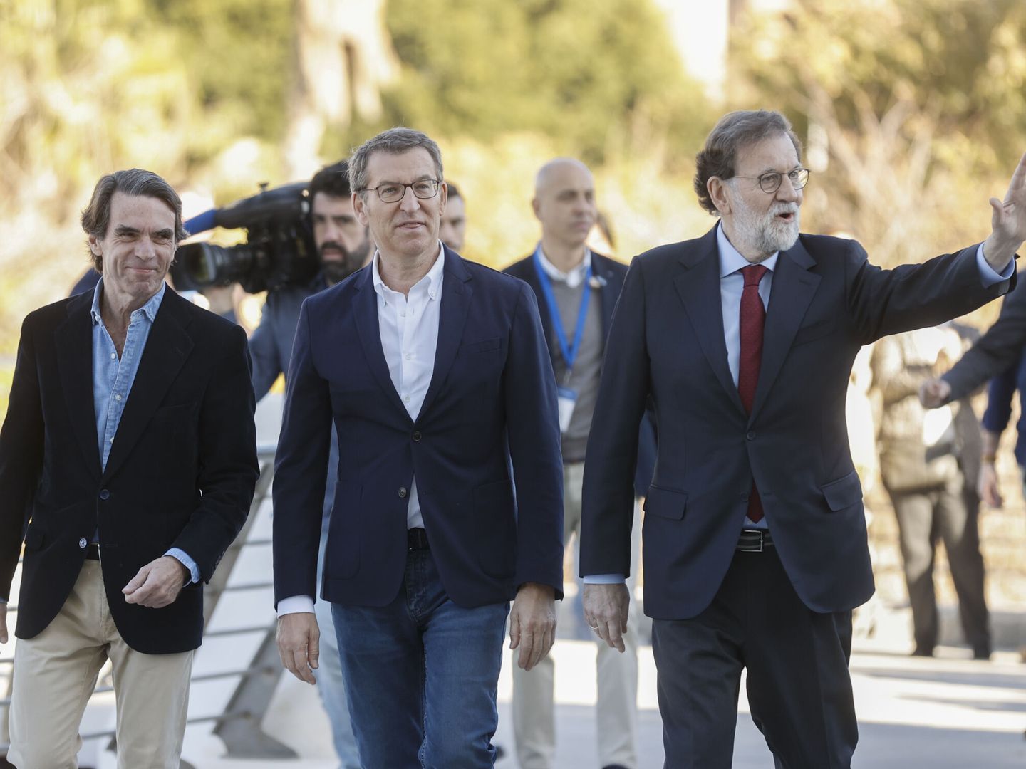 Alberto Núñez Feijóo acompañado por los expresidentes del Gobierno José María Aznar y Mariano Rajoy. (EFE)