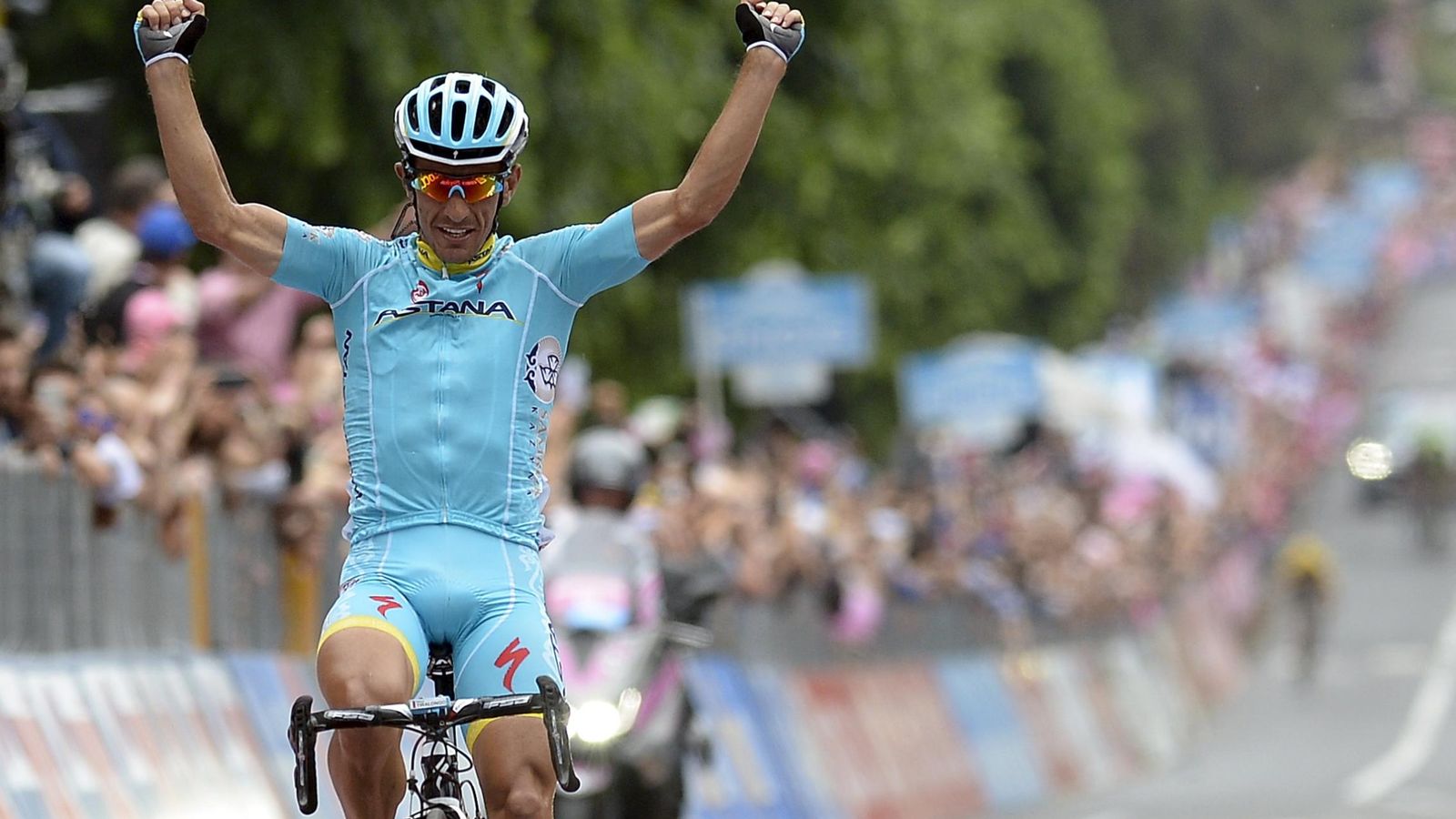Foto: Paolo Tiralongo celebra su victoria en la novena etapa del Giro de Italia.