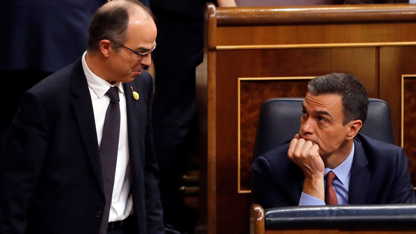 El presidente del Gobierno en funciones, Pedro Sanchez, y el diputado de JxCat en prisión Jordi Turull,en la sesión constitutiva de las nuevas Cortes Generales. EFE 