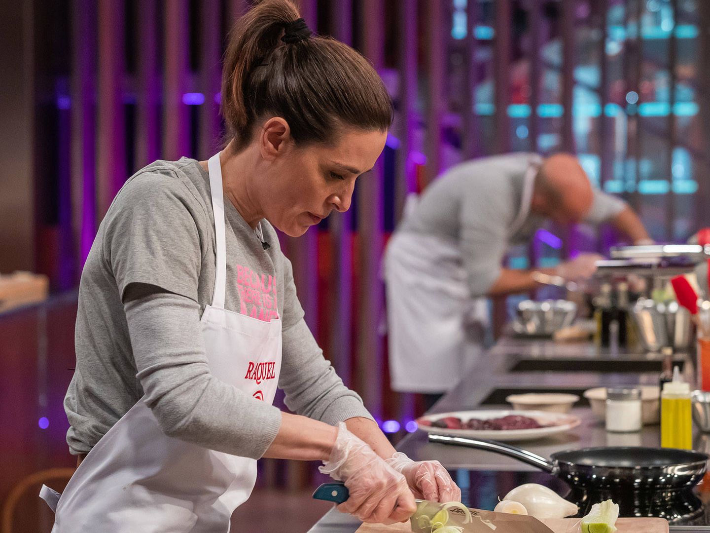 Raquel Sánchez Silva en las cocinas de 'MasterChef Celebrity'. (RTVE)