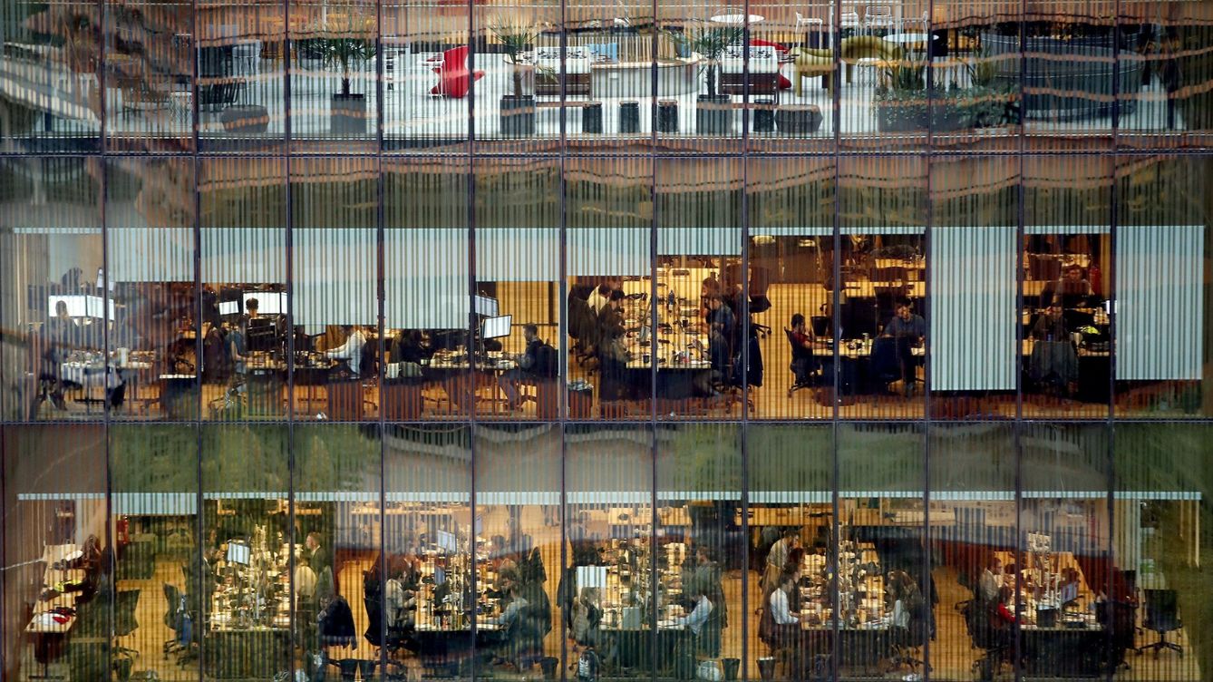 Foto: Vista de un edificio de oficinas en Barcelona. (EFE)