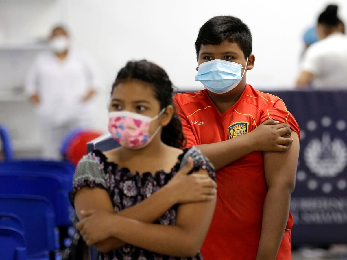 Foto: Dos niños menores de 12 años tras recibir la vacuna en El Salvador. (EFE/Rodrigo Sura)