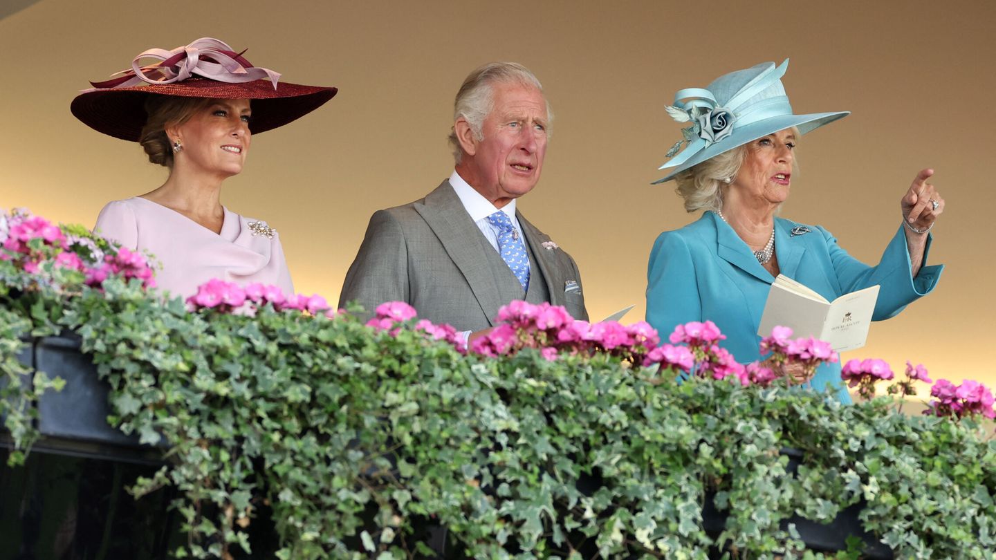 Sophie de Wessex, el príncipe Carlos y Camila de Cornualles, en Ascot. (Reuters/Noble)