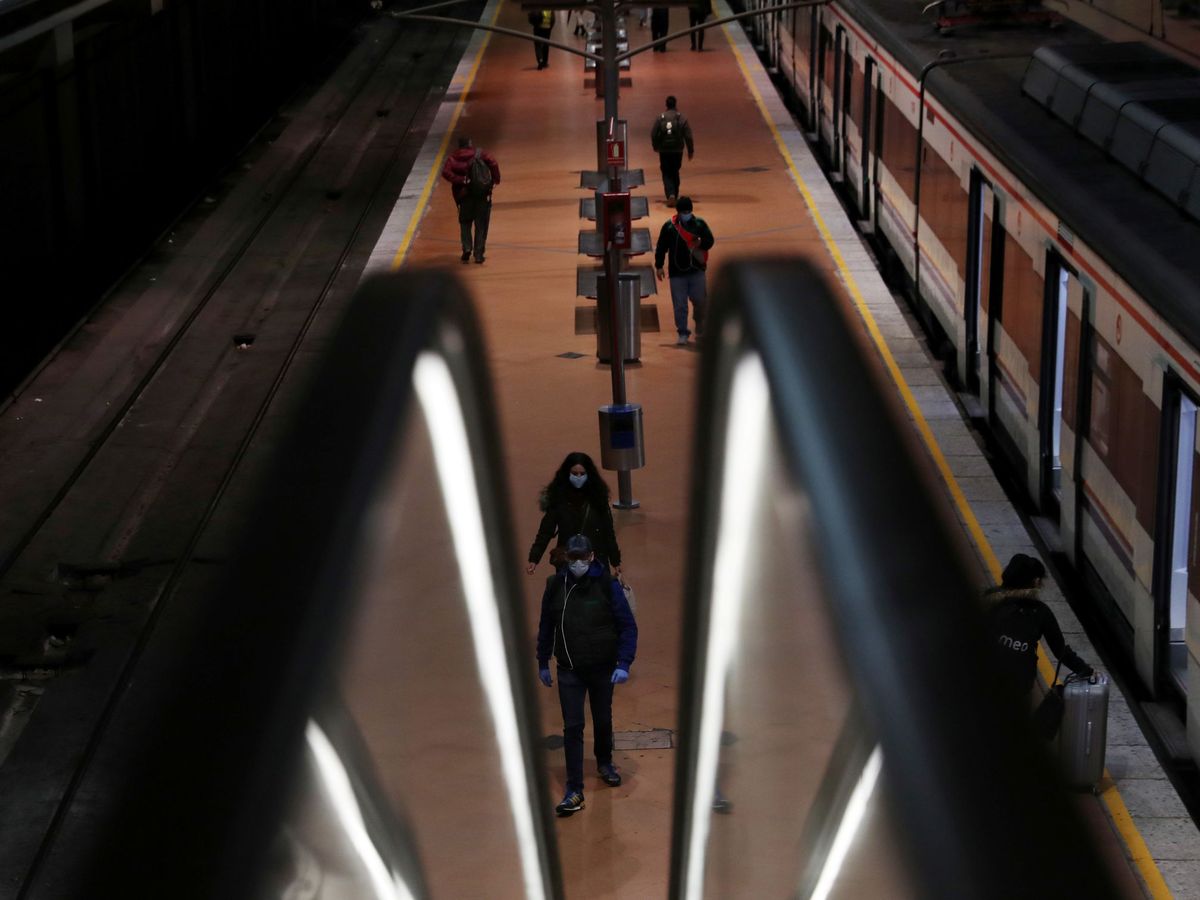 Foto: Viajeros en la estación de Atocha, en Madrid, este lunes. (Reuters)
