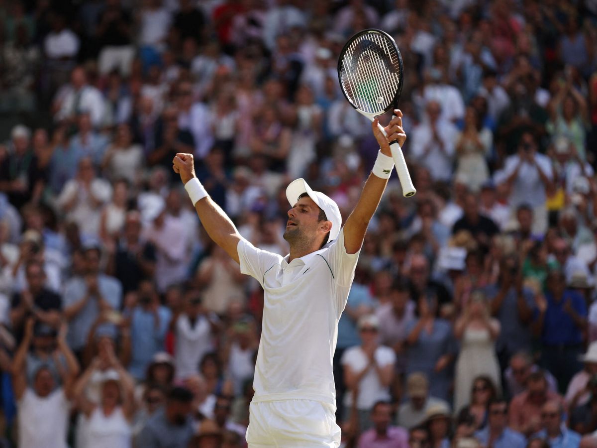 Foto: Djokovic celebra su séptimo triunfo en el césped de Londres. (REUTERS/Matthew Childs)