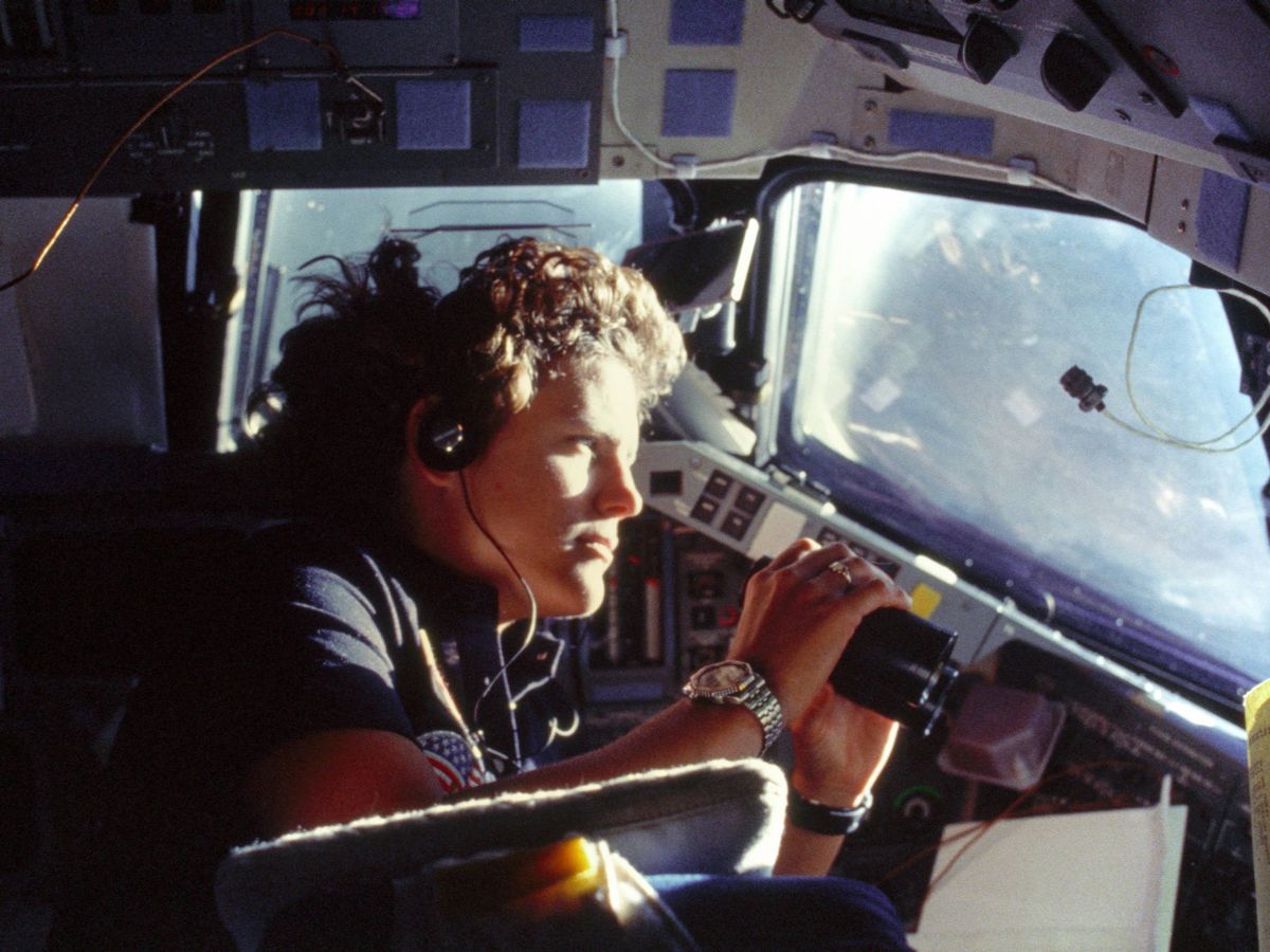 Foto: Kathryn Sullivan mirando la Tierra desde el espacio en 1984. Foto: NASA
