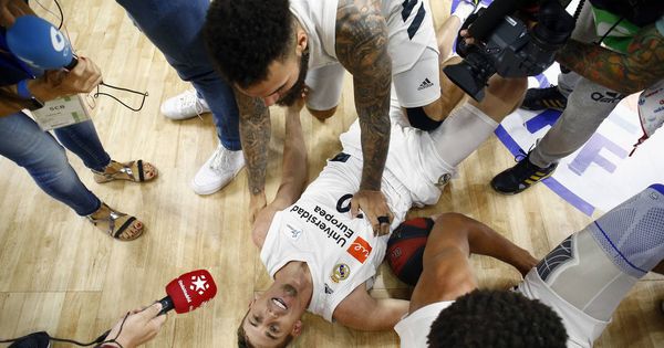 Foto: Jaycee Carroll tumbado en el sueño tras el final del Real Madrid-FC Barcelona de este lunes. (ACB Photo / Emilio Cobos)