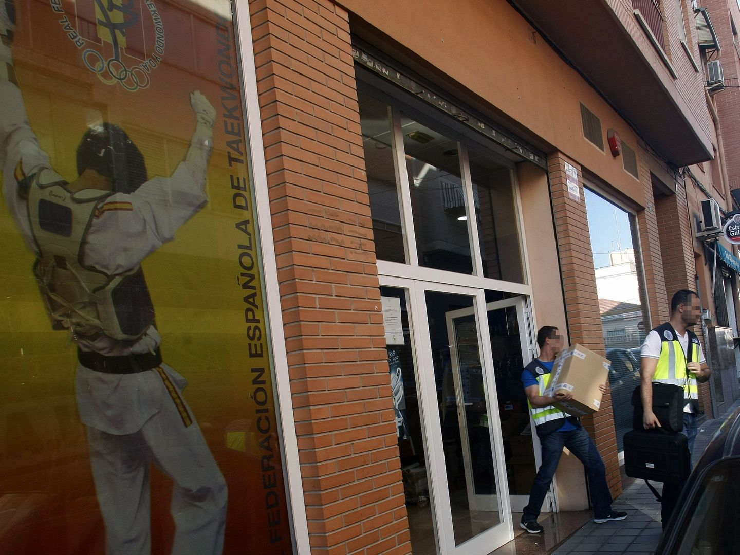 Agentes de la Unidad de Delincuencia Económica y Fiscal (UDEF) de Madrid y Alicante, tras el registro efectuado a la sede de la Federación Española de Taekwondo. (EFE)
