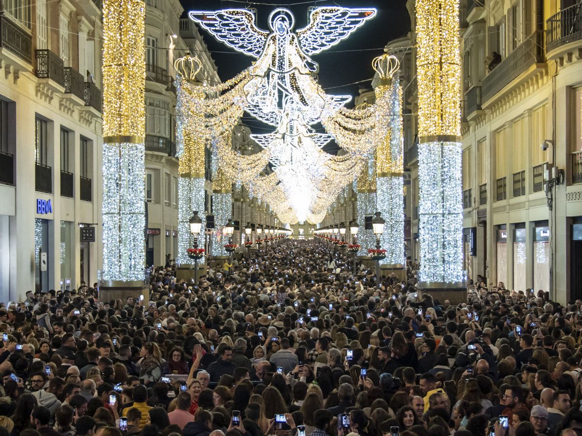 Foto: El alumbrado de Navidad en la calle Larios, en Málaga. (EFE/Daniel Pérez)
