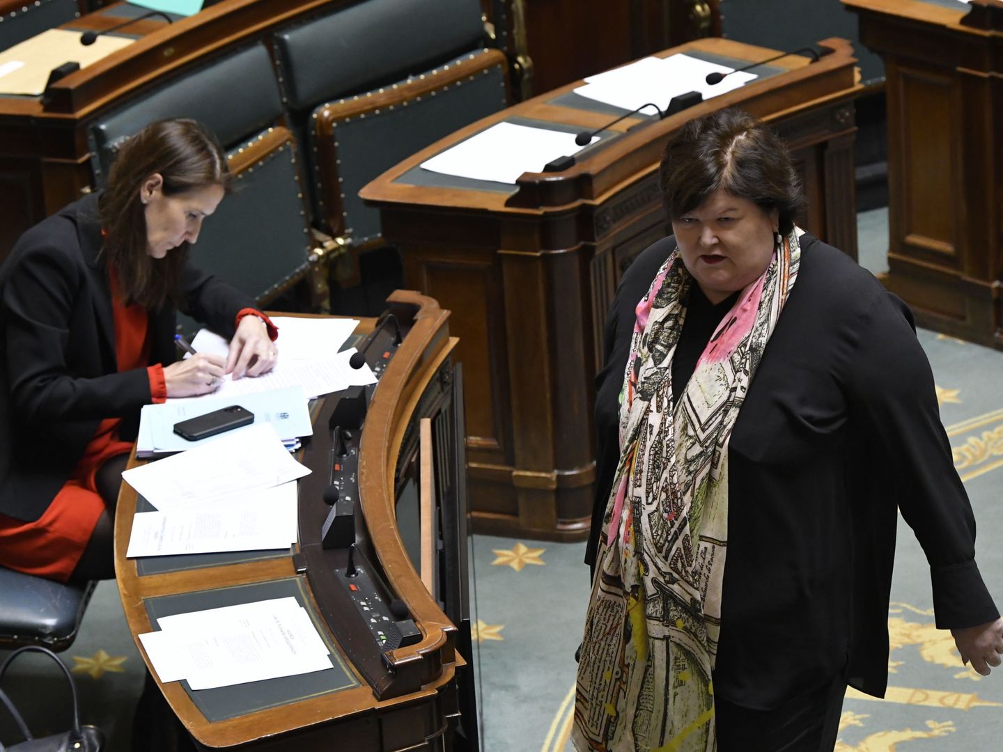 La ministra de Salud Pública camina dentro del Parlamento belga. (EFE)