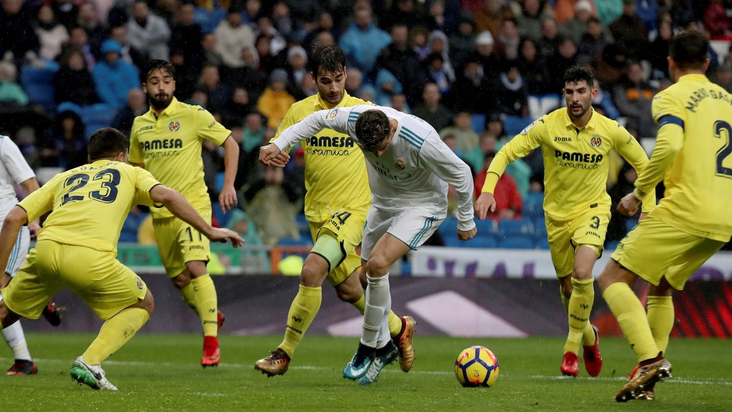 Cristiano, rodeado de jugadores del Villarreal en el partido disputado en el Bernabéu. (EFE)