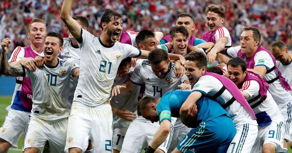 Foto: Los jugadores rusos celebran su victoria tras el partido España-Rusia, de octavos de final del Mundial. (EFE)
