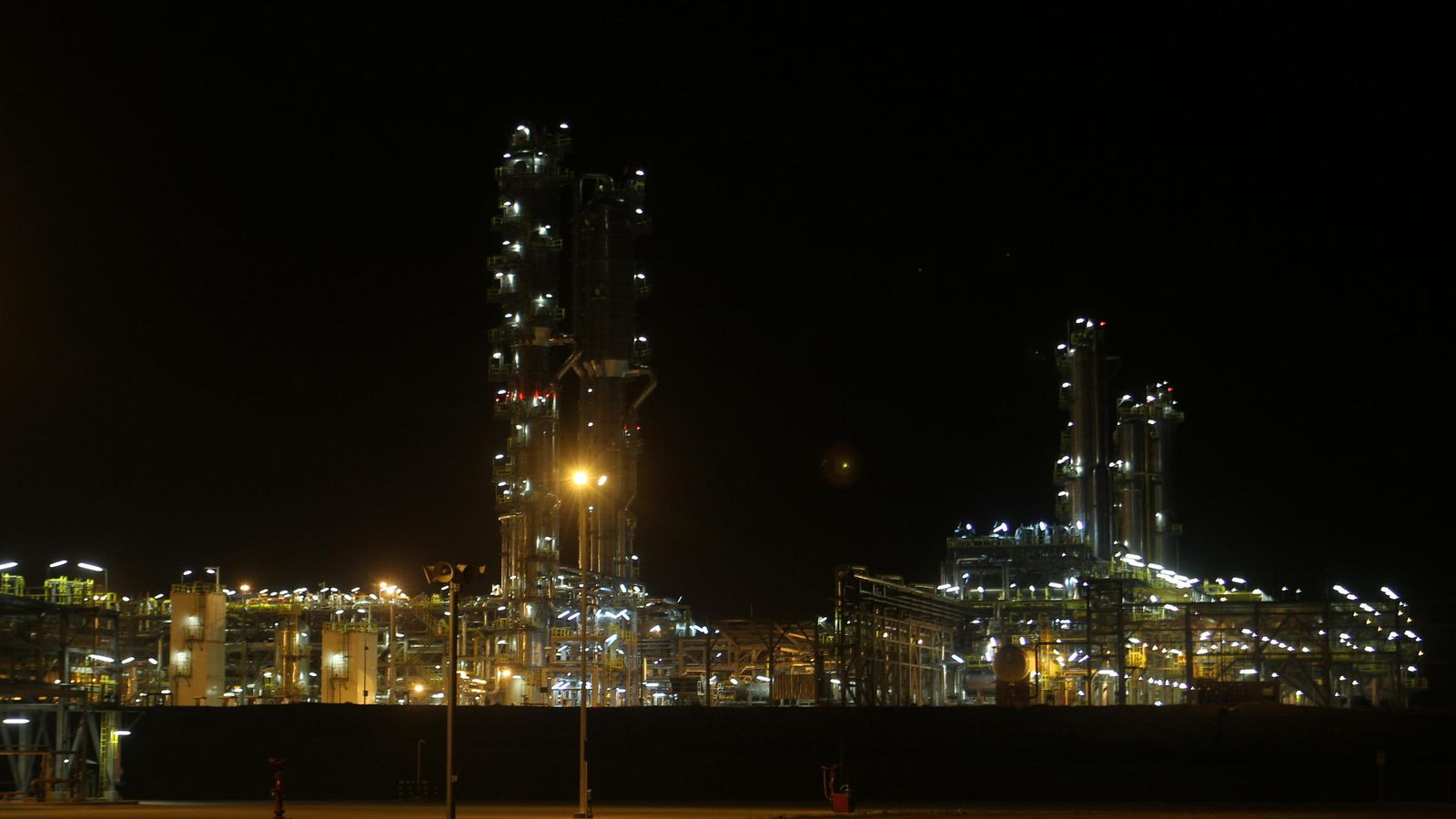 Foto: Vista nocturna de una planta de petróleo. (EFE)