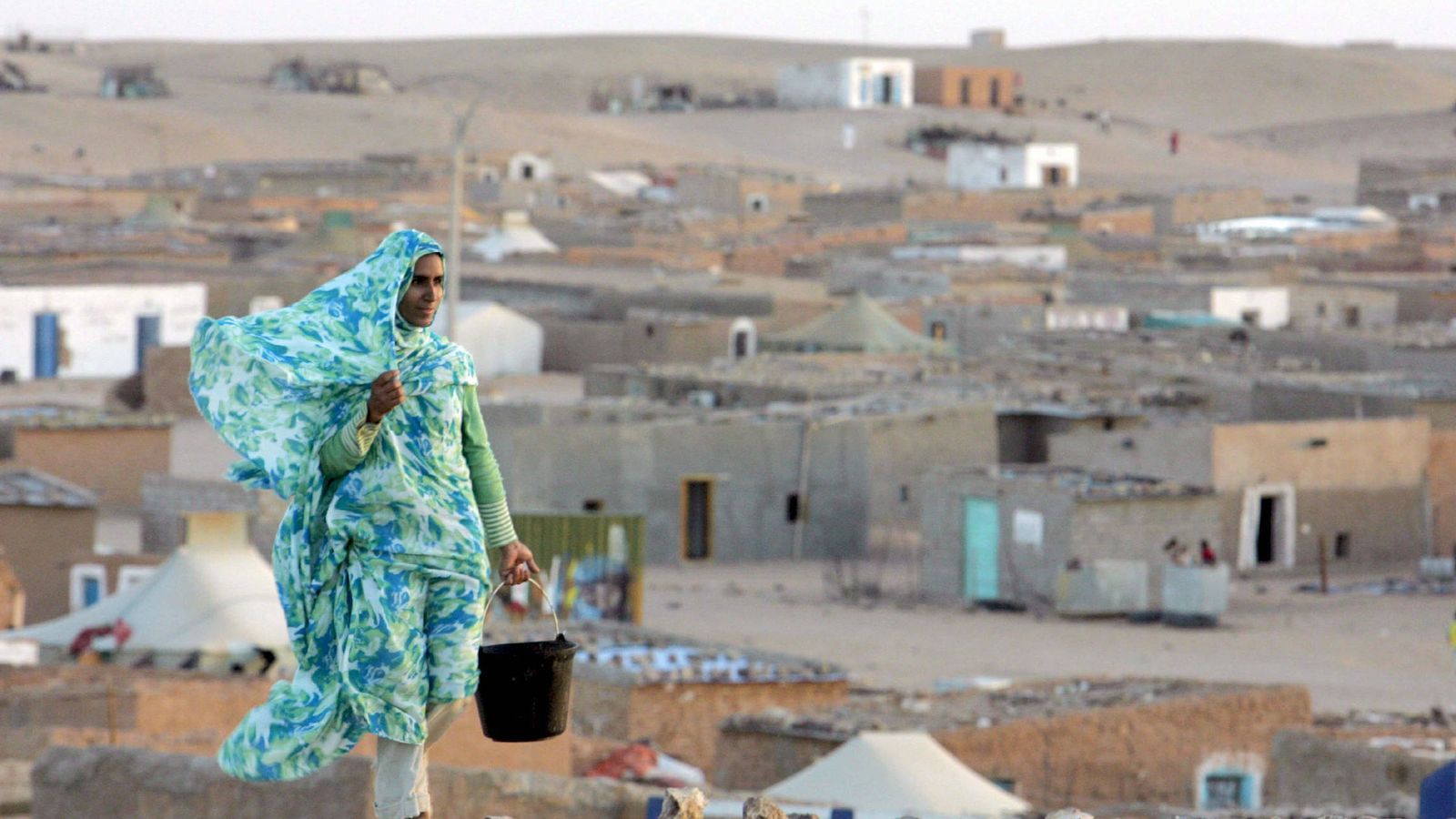 Foto: Una saharaui camina por un campamento de refugiados de Tinduf.