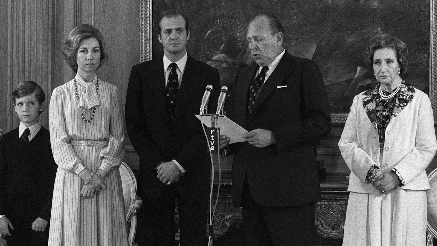 Juan de Borbón, al micrófono ante la presencia de su hijo y la familia de este, en mayo de 1977. (EFE/Manuel H. de León)