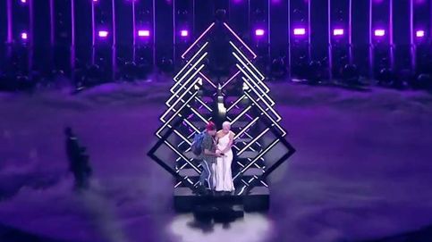 Eurovisión 2018: un espontáneo roba el micro a la cantante de Reino Unido 