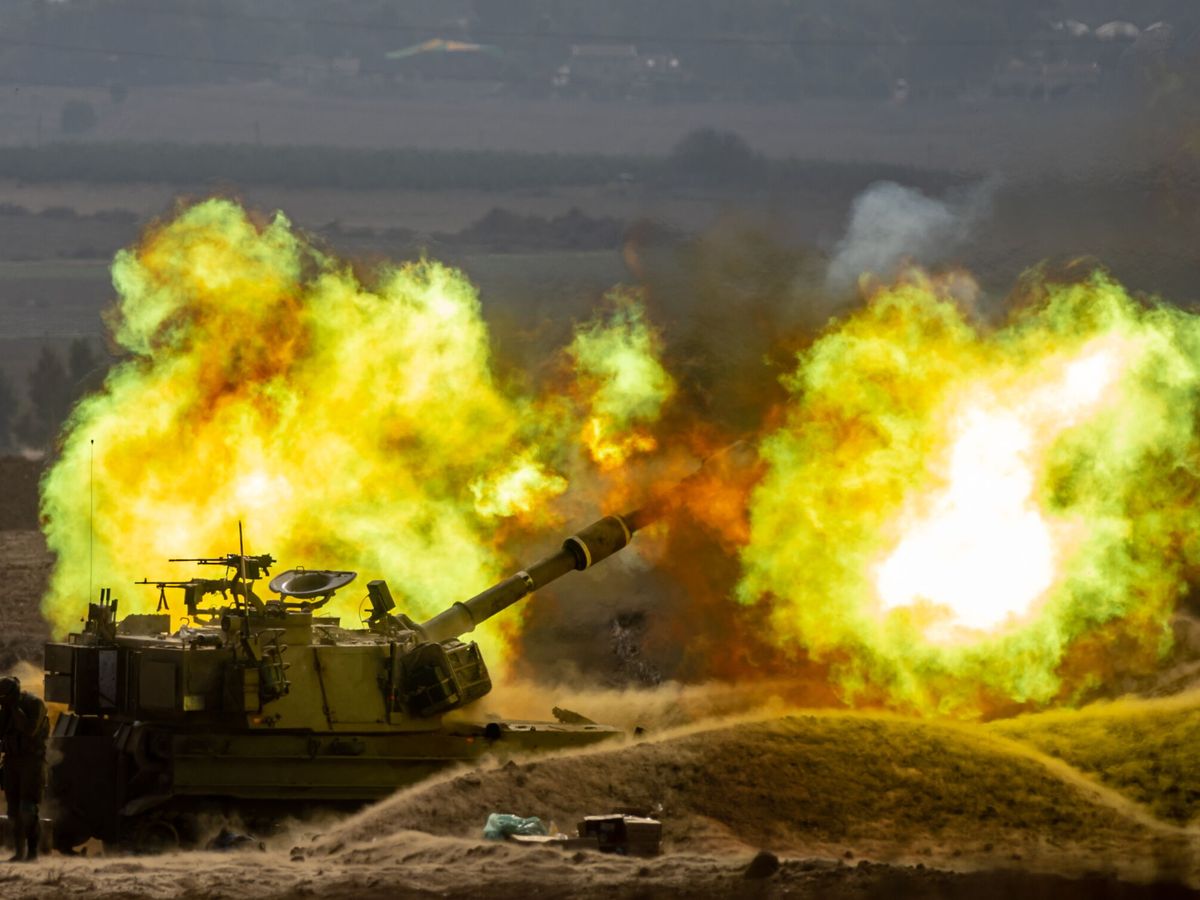 Foto: Fuego de artillería israelí cerca de la frontera con Gaza. (EFE/Martin Divisek)