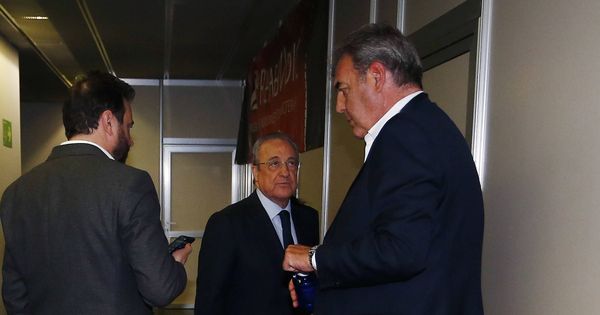 Foto: José Ángel Sánchez, Florentino Pérez y Juan Carlos Sánchez, en los pasillos del WiZink Center tras la final de Copa del Rey. (ACB Photo)