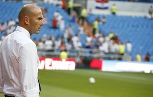 Zidane impone al Castilla viajar en chárter y el Murcia 'vive' en un bus