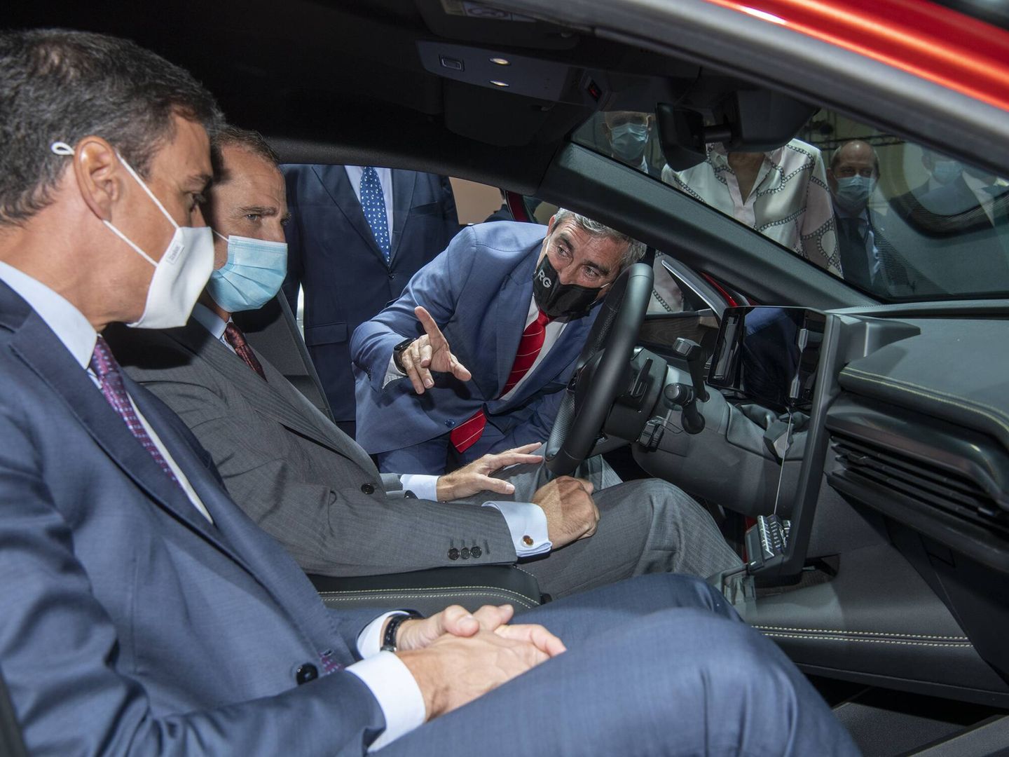 El rey Felipe y el presidente del Gobierno, Pedro Sánchez, acudieron a la jornada inaugural de Automobile barcelona, donde se interesaron por algunas de las novedades, como el Renault Mégane E-Tech Electric.