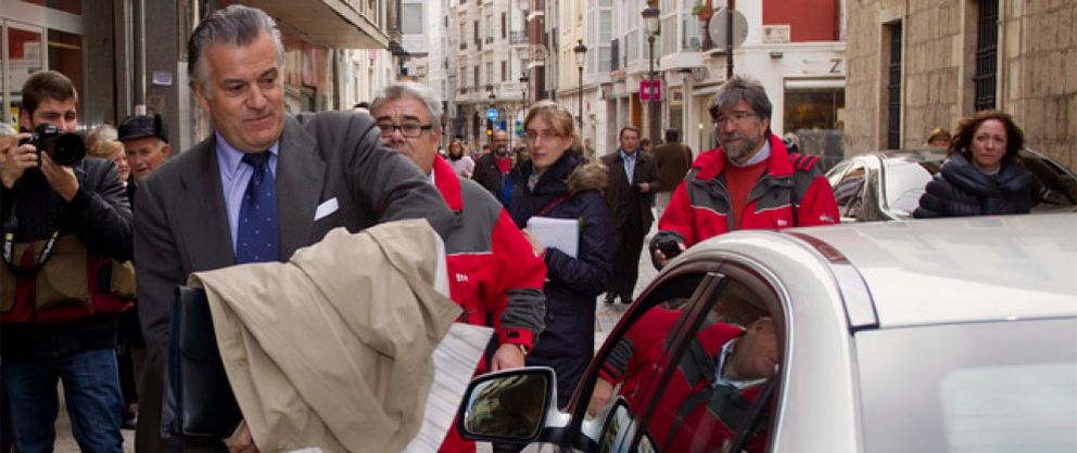 Foto: Bárcenas entrega documentos a la AN que demuestran que regularizó casi once millones