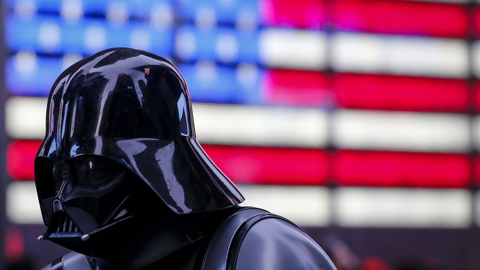 Foto: Un hombre vestido de Darth Vader, personaje de Star Wars en Times Square, Nueva York. (Reuters)