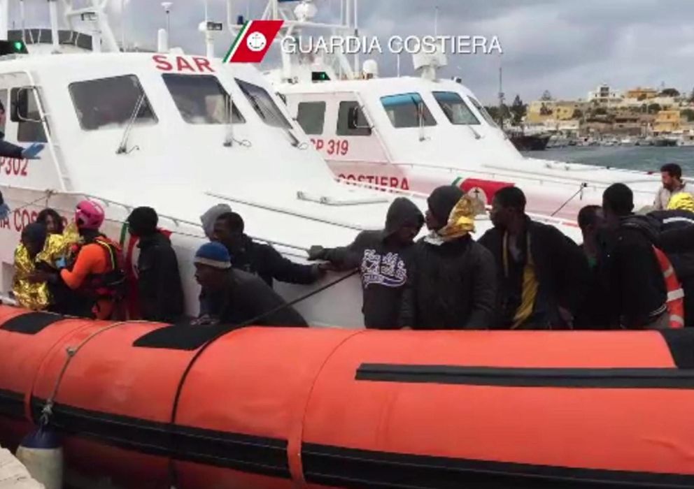 Foto: Llegada a Lampedusa de los supervivientes que han contado cómo más de 200 inmigrantes habrían perdido la vida en un naufragio este lunes (EFE)