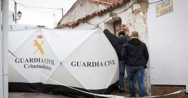 Foto: Efectivos de la Guardia Civil colocan una mampara para inspeccionar la vivienda de Bernardo Montoya. (EFE)