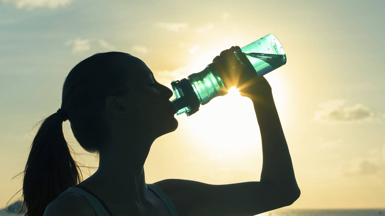 Foto: ¿Cuánta agua bebes y cuánta deberías beber? (iStock)