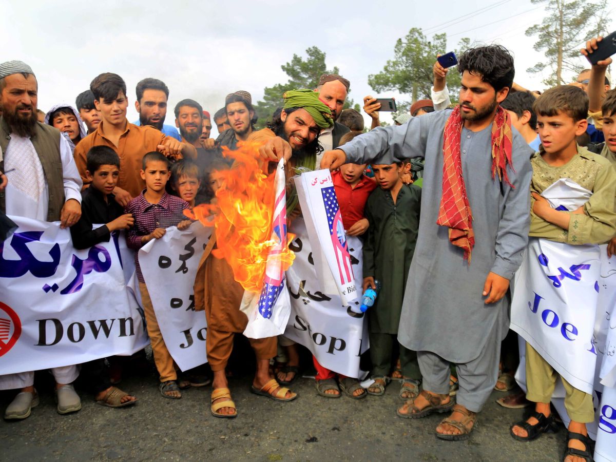 Foto: Protesta contra el ataque de Estados Unidos con drones que mató al líder de Al Qaeda, Al Zawahiri. (EFE/Stringer)