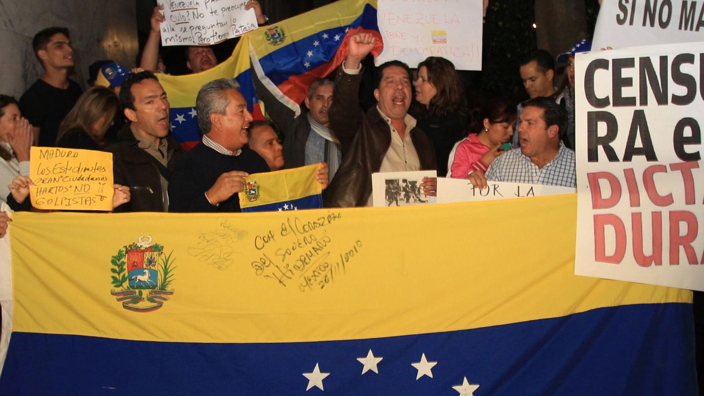 Venezolanos protestan delante de ima embajada (Efe)
