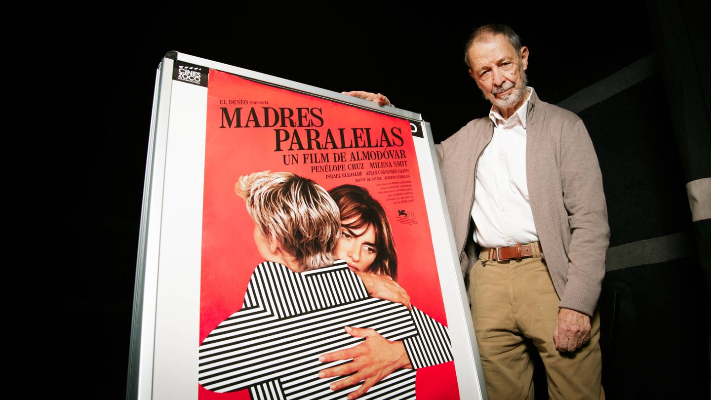 El director de fotografía, José Luis Alcaine, junto al cartel de 'Madres paralelas'. (P. J. G.)